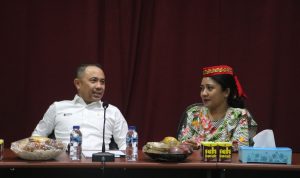 PT PLN (Persero) Direktur Manajemen Pembangkitan PT PLN (Persero), Rizal Calvary Marimbo (kiri) bersama dengan PLT Rektor Universitas Sintuwu Maroso, Dr. Novalita Fransisca Tungka, S.S., M.Pd.