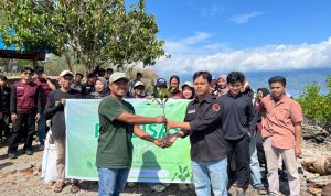 PLN UP3 PALU PT PLN (Persero) Unit Pelaksana Pelayanan Pelanggan (UP3) Palu menggelar aksi nyata peduli bumi melalui penanaman 1.000 bibit mangrove dan aksi bersih pantai di kawasan Pantai Dupa, Kelurahan Layana, Teluk Palu, pada Sabtu (13/6).