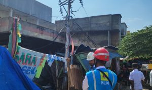 PLN UP3 PALU PT PLN (Persero) UP3 Palu bergerak cepat memulihkan pasokan listrik yang sempat terputus akibat tiang roboh di Jalan Bayam, kawasan Pasar Tradisional Inpres Manonda, Kecamatan Palu Barat.